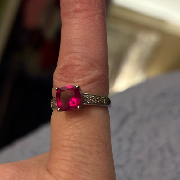 Ruby (Synthetic) with Diamond chips ( genuine) 925 stamped - Picture 4 of 12